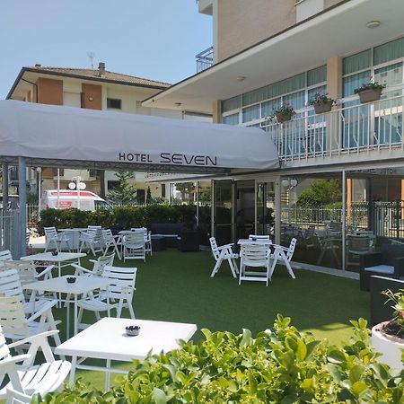 Hotel Seven Римини Екстериор снимка