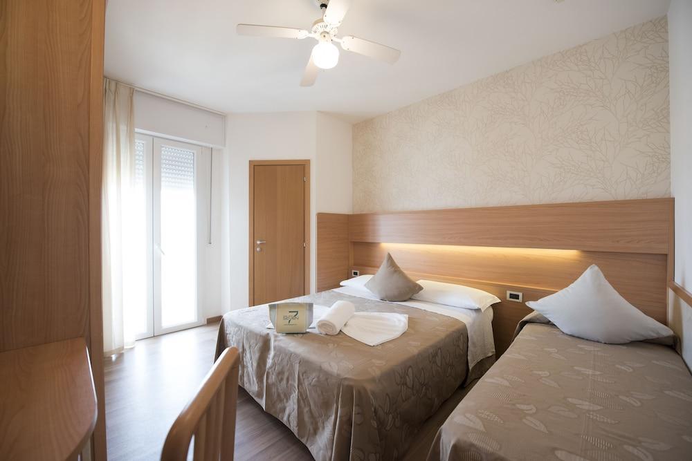 Hotel Seven Римини Екстериор снимка