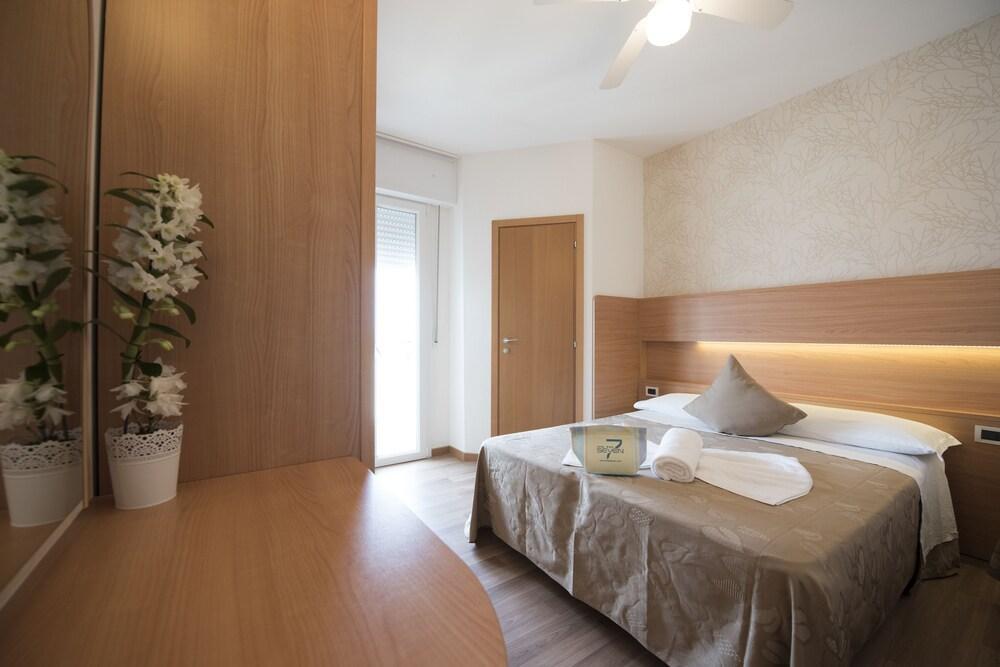 Hotel Seven Римини Екстериор снимка