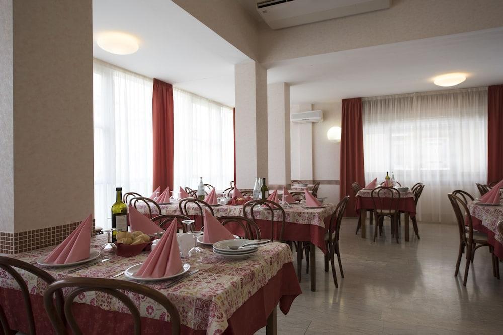 Hotel Seven Римини Екстериор снимка