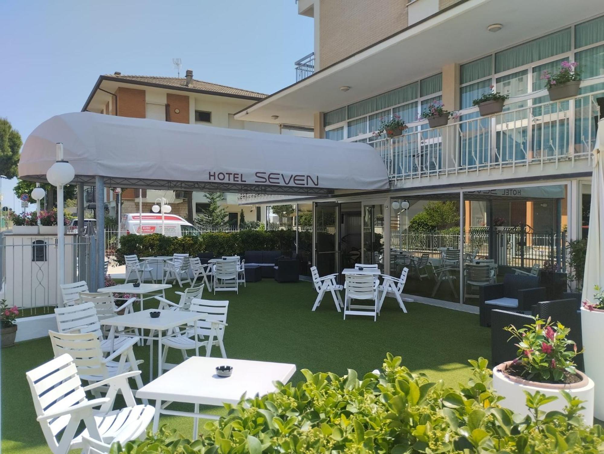 Hotel Seven Римини Екстериор снимка
