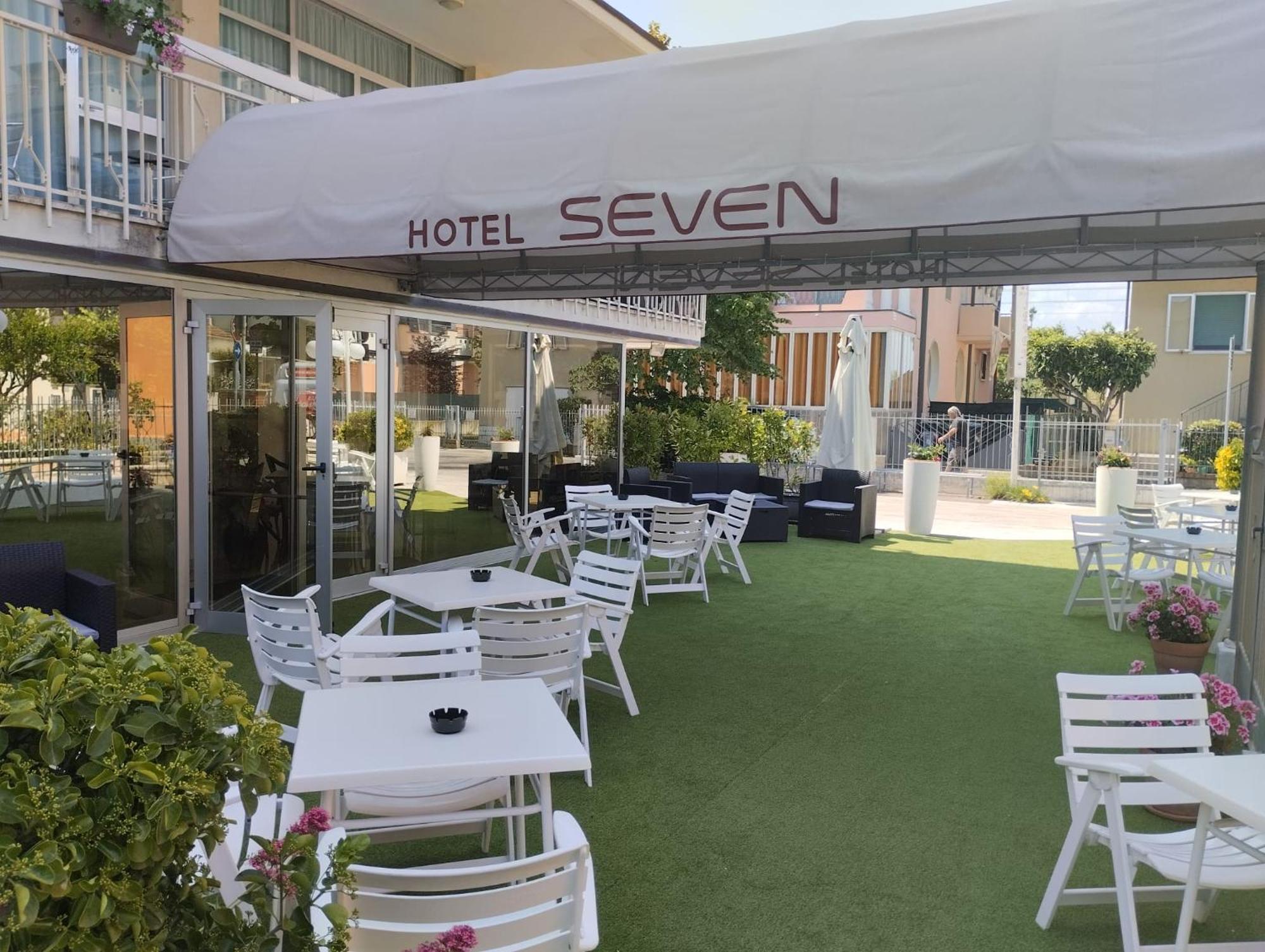 Hotel Seven Римини Екстериор снимка