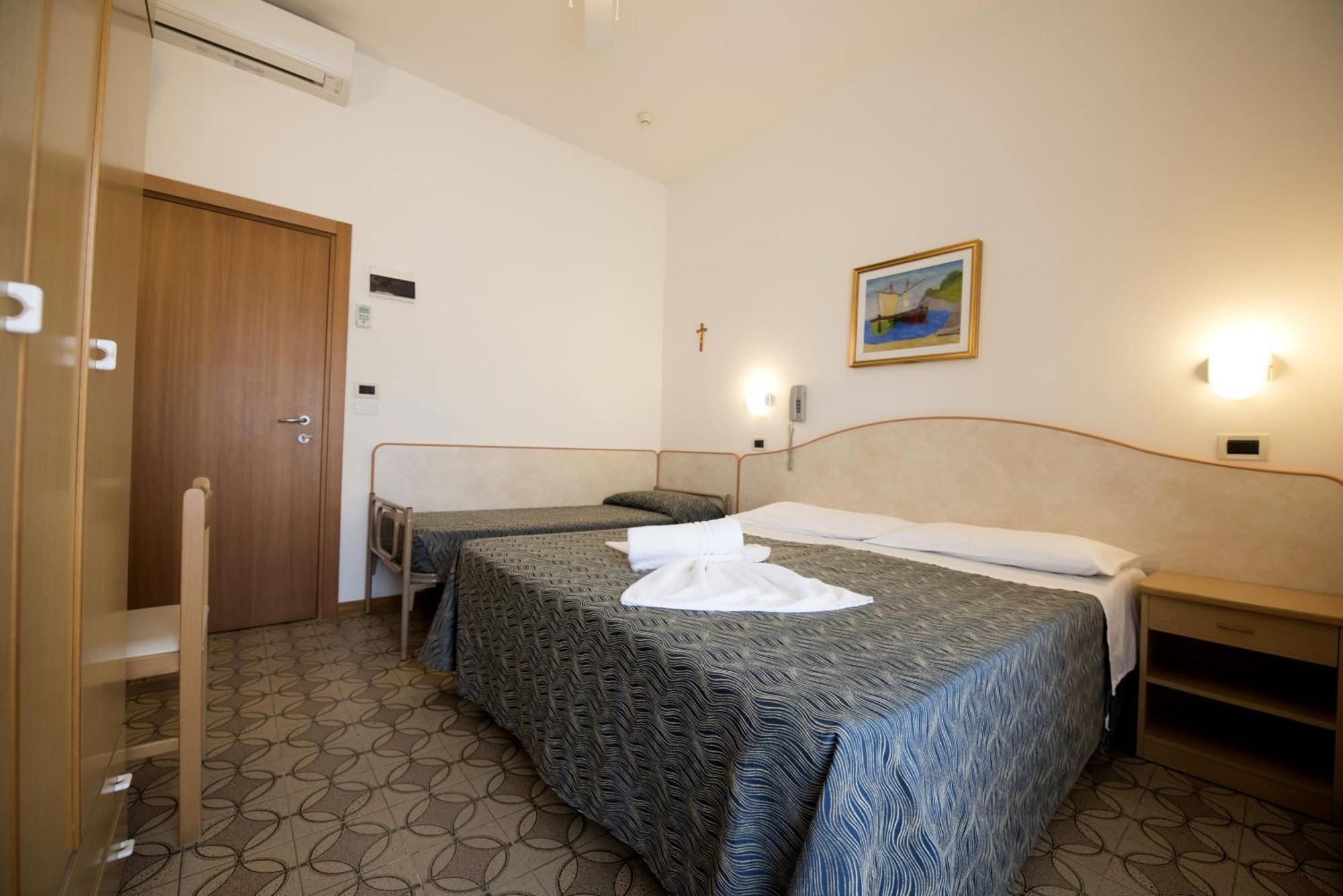 Hotel Seven Римини Стая снимка