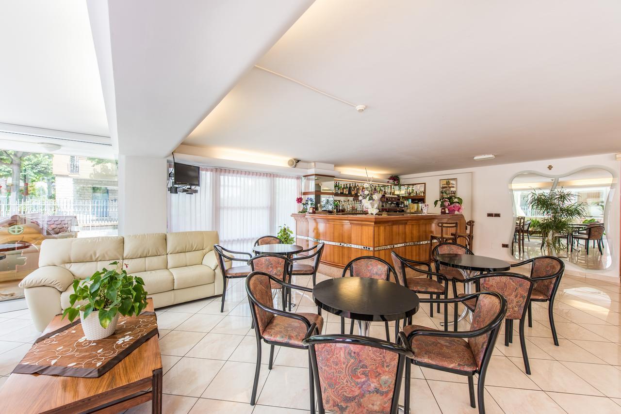Hotel Seven Римини Екстериор снимка