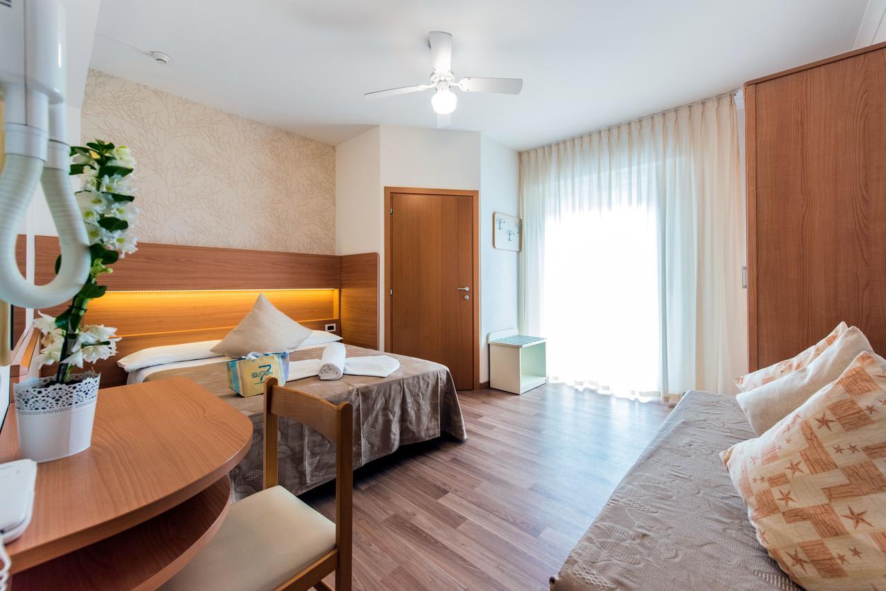 Hotel Seven Римини Екстериор снимка