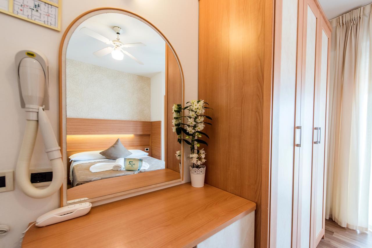 Hotel Seven Римини Екстериор снимка