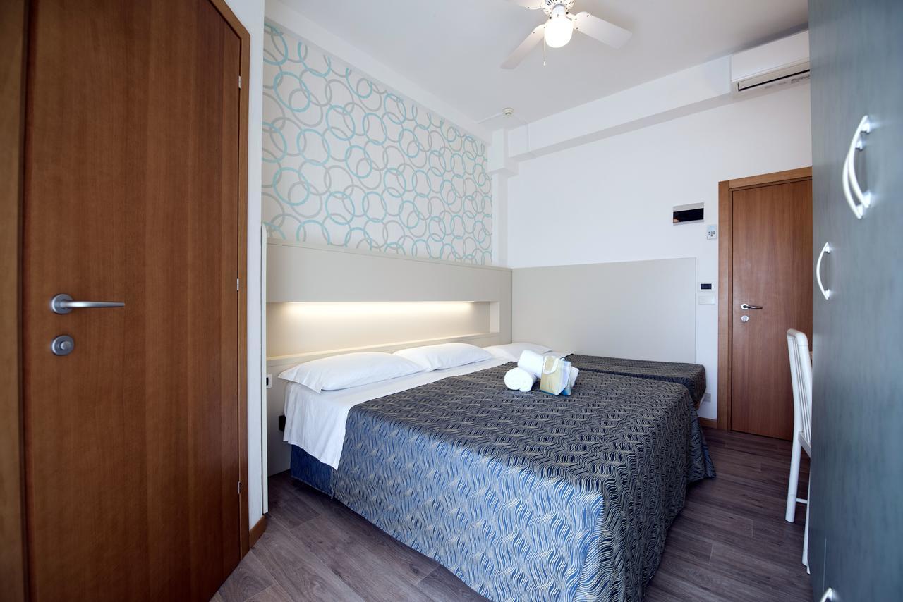 Hotel Seven Римини Екстериор снимка
